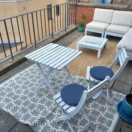 Gezellig Centraal Gelegen Penthouse شقة أوستيند